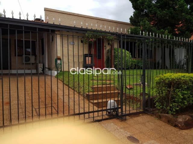 Carmelitas – prox. Col asa: 504m2, totalmente pb, 3 dormit, jardín, piscina, 400.000 usd