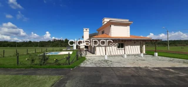 casa en esquina en el condominio La Trinidad: 3 habitaciones y 4 baños — foto 3