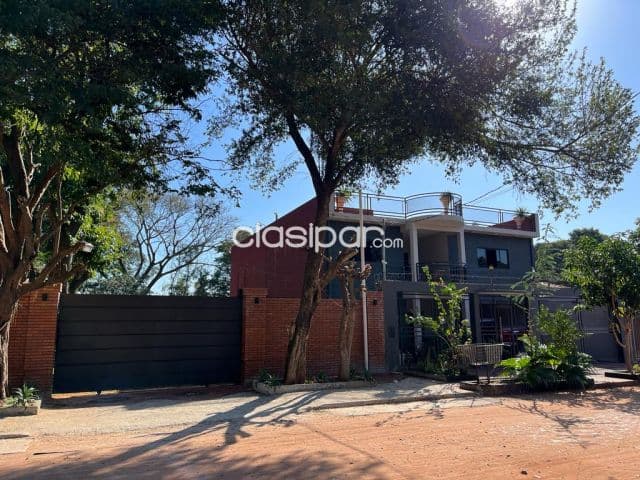 Casa con piscina y 4 dormitorios en Ñemby barrio san carlos — foto 1