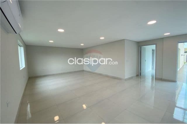 Casa con piscina a entrenar en puerta del lago