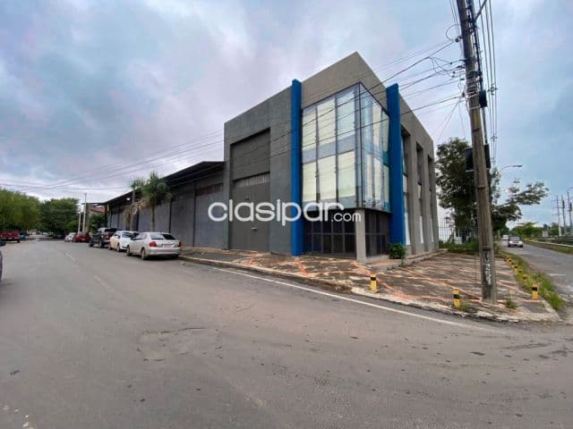 En venta amplio deposito con oficinas en esquina sobre avda madame linch !!!