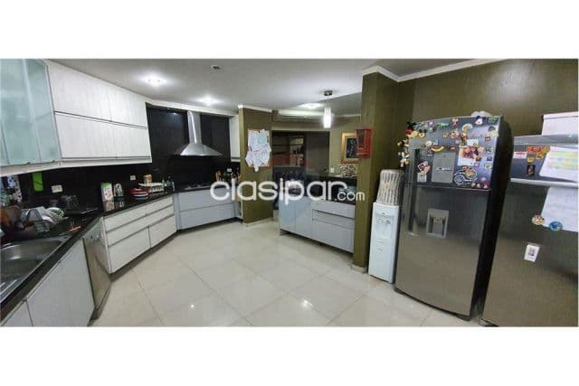 Residencia de 3000 m2 Zona UCA con 1 Master Suite c/hidroma y 2 dormitorios en suite