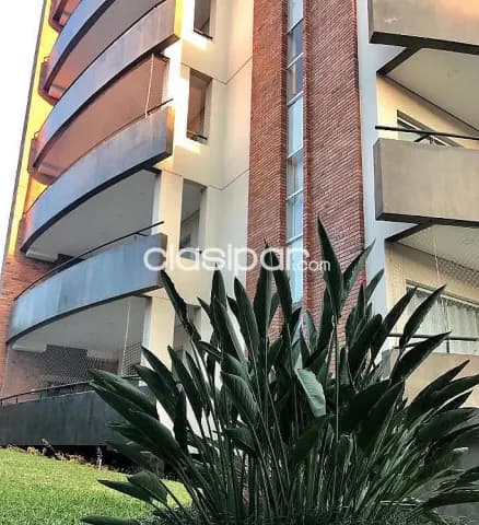 Villa Morra: Lujoso depto. Duplex, 3 dormit, amplios ambientes, gym, piscina, 10.900.000gs — foto 2