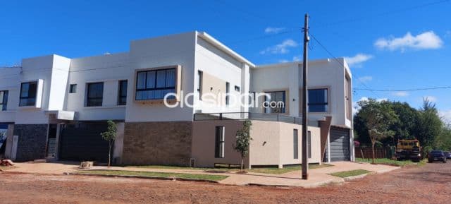dúplex a estrenar en el barrio Mbo´i Ka´e: 3 habitaciones y 3 baños, foto 1