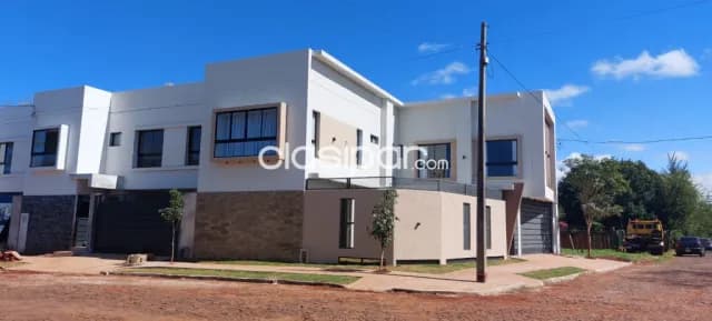dúplex a estrenar en el barrio Mbo´i Ka´e: 3 habitaciones y 3 baños, foto 2