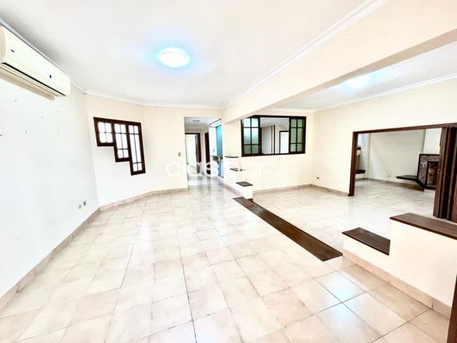 En Venta Amplía Casa en Esquina de 2 Plantas en Barrio Las Mercedes V084 — foto 1