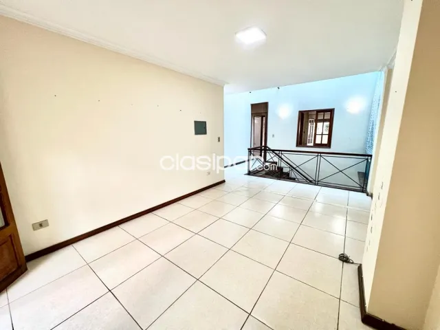 En Venta Amplía Casa en Esquina de 2 Plantas en Barrio Las Mercedes V084 — foto 3