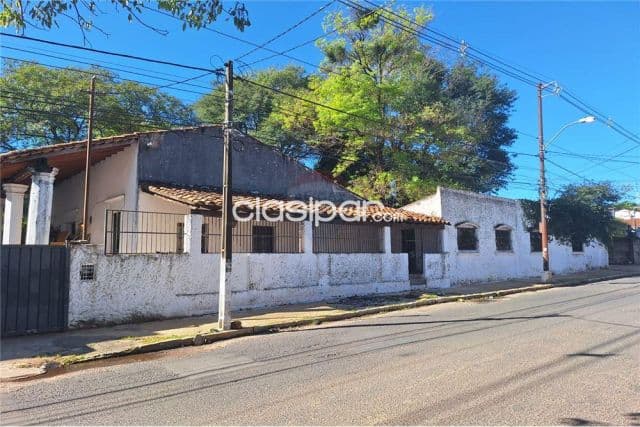 Amplio terreno en barrio Jara!!