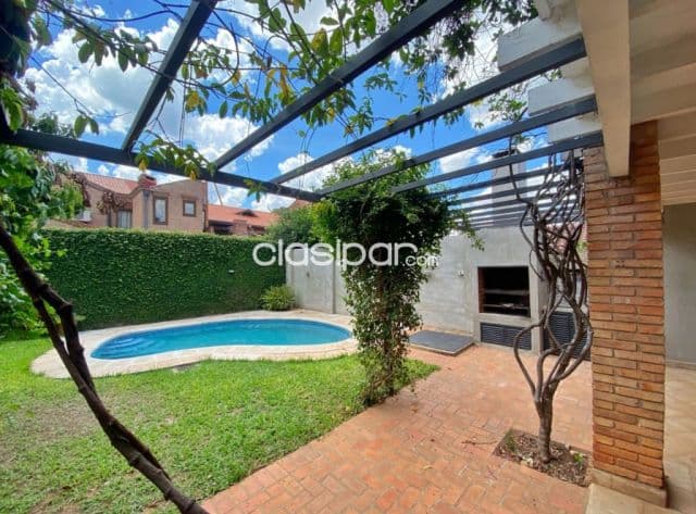 Carmelitas – molas lopez: Elegante residencia, 4 suites, gran jardín, piscina, 1.900 usd — foto 1