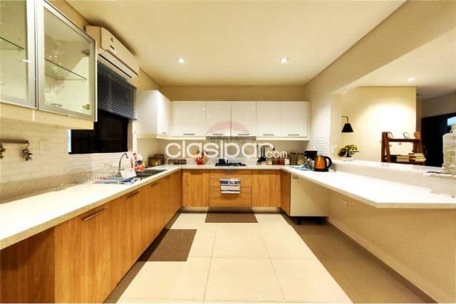 casa tipo Dúplex Lambare limite c/Asuncion- Bo Kennedy a 1 cuadra de Avdas.Pricipale