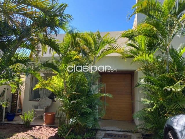 Prox. Seminario – venta / alquiler: Elegante residencia, 3 suites + 1 dormit, jardín, foto 1