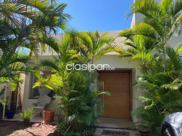 Prox. Seminario – venta / alquiler: Elegante residencia, 3 suites + 1 dormit, jardín, foto 2