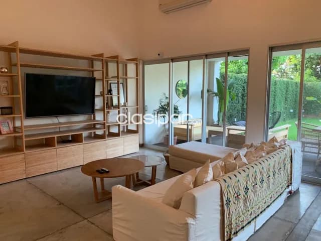 Prox. Seminario – venta / alquiler: Elegante residencia, 3 suites + 1 dormit, jardín, foto 3