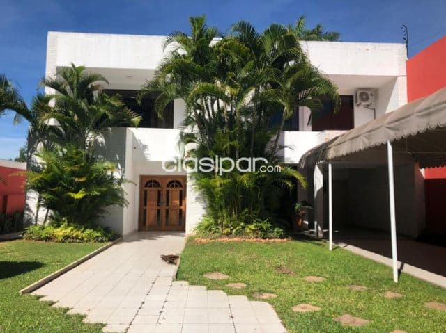 Z/ club centenario: Amplia residencia, 5 dormitorios, escritorio, amplio jardín, piscina