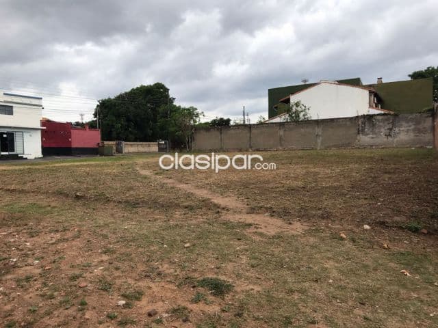 Gran terreno en esquina en Barrio Las Colinas-Loma Pyta