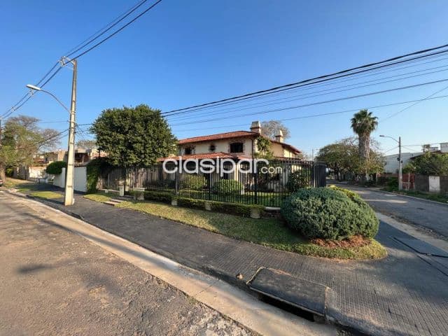 Casa importante en esquina en barrio Recoleta