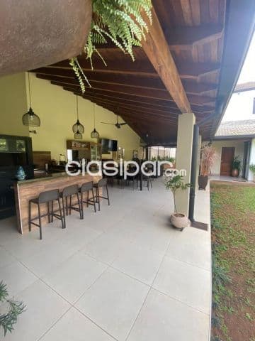 EN VENTA - Amplia Casa de 4 Dorm en barrio Mariscal Estigarribia a cuadras de Casa Rica