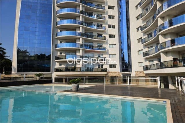 EN VENTA! Amplio departamento de 72 m2 propios en el 10° piso con una cochera, en el reci