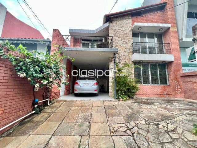En Venta Casa de 4 Habitaciones a precio de terreno en Barrio Mcal. Lopez V134
