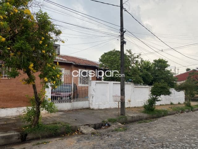 Amplia casa a restaurar o demoler en esquina. Barrio Obrero