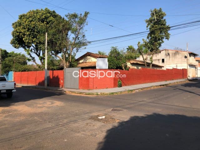 Amplia casa en venta en esquina céntrica de San Lorenzo!