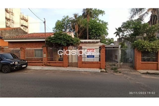 Terreno749 m2 c/casa a demoler en Villa Morra s/asfaltada malutin e/bertoni y sucre