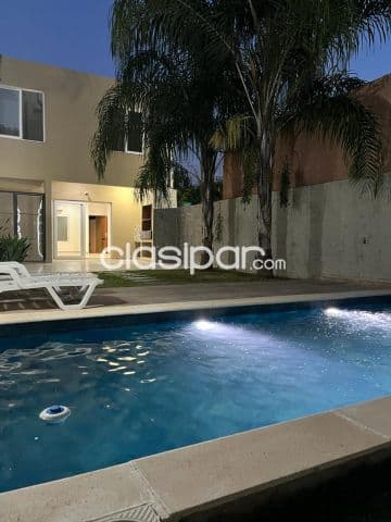 Luque prox. Rakiura: Amplisimo duplex – casa impecable estado, 3 suites, jardín, piscina