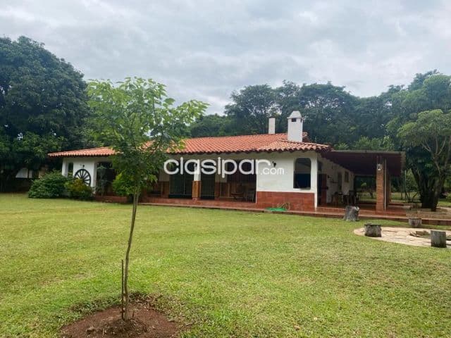 Casa quinta de 3 dormitorios en suite, en la ciudad de Atyra. Rodeada de naturaleza