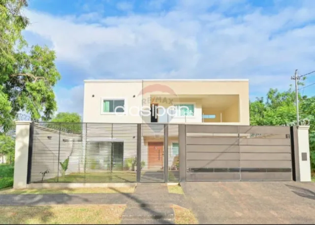 En venta hermosa residencia de estilo minimalista, ubicado en Luque bo. Laurelty!!, foto 4