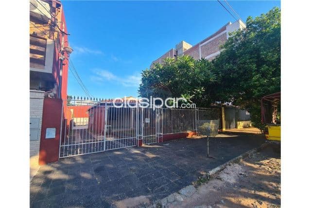 Terreno con casa a dem. En el bo mburucuya