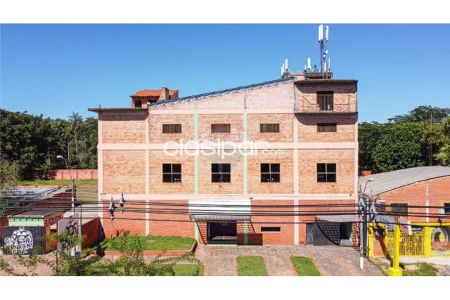 edificio sobre la Avenida Las residentas