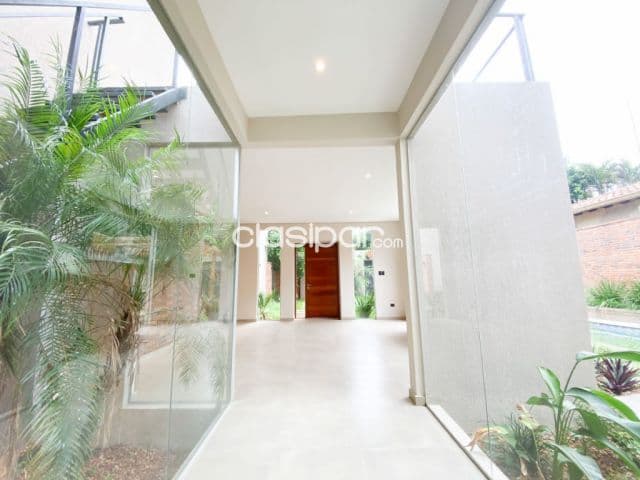 Mburucuya de lujo: Vendo/alquilo, lujosa residencia, 3 dormit, jardín, piscina, 2.000 usd