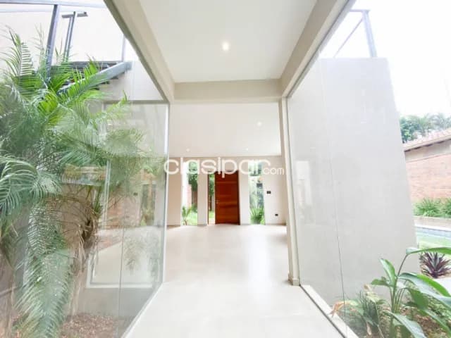 Mburucuya de lujo: Vendo/alquilo, lujosa residencia, 3 dormit, jardín, piscina, 2.000 usd — foto 2