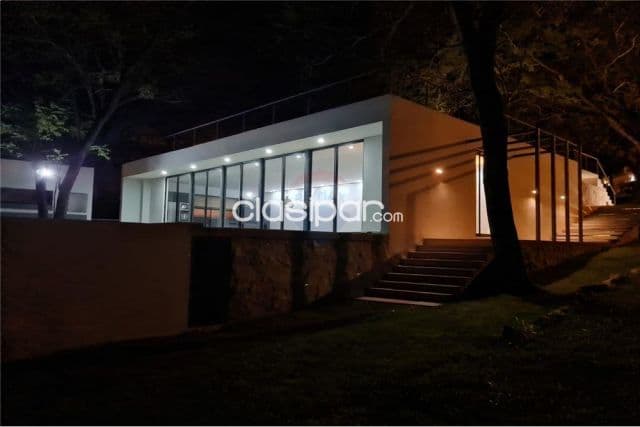En venta increíble residencia con vista al lago