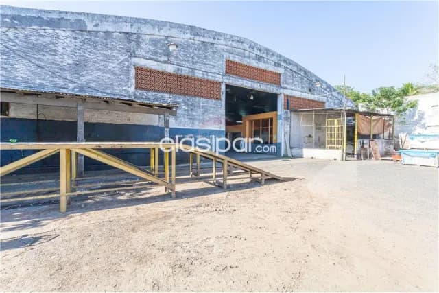 Importante propiedad comercial de 7.390m2 de terreno y 5.549 de depósitos y oficinas — foto 4
