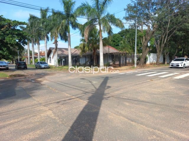propiedad de 1028 m2 en esquina y en pleno Ykua sati!!! C157