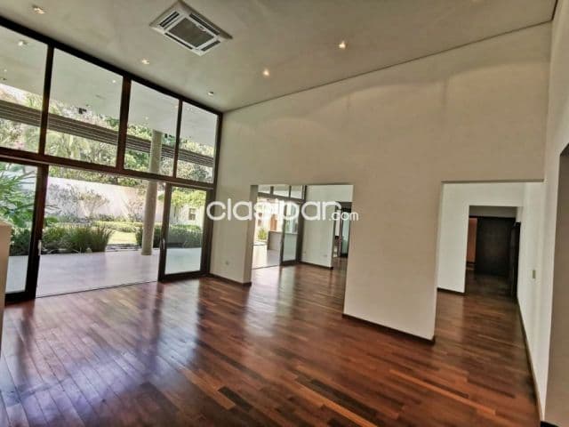 Los laureles: Distinguida mansión, 6 suites, amplios ambientes, escritorio, s. Juegos