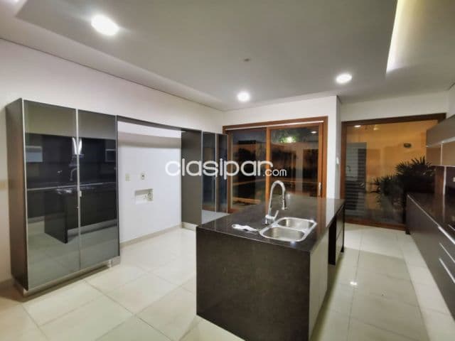 La Trinidad V – mansión alquiler: 4 suites, amplia recepción, escritorio, gran jardín