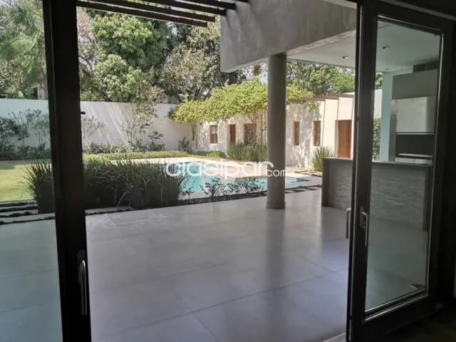 La Trinidad V – mansión alquiler: 4 suites, amplia recepción, escritorio, gran jardín, foto 4