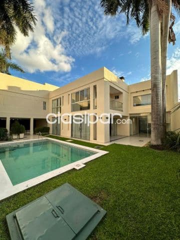 Mburucuyá: Lujosa residencia minimalista, 600 m2, 4suites, escritorio, buen jardín