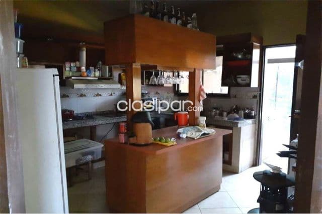 Casa de 2 pisos en Villa Elisa, en barrio residencial