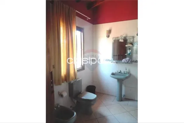 Casa de 2 pisos en Villa Elisa, en barrio residencial — foto 4