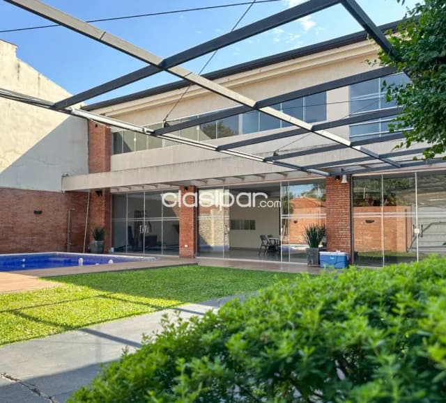 Amplia y Moderna Casa de 455 m2 en Ykua Sati - CLHO5889556 — foto 2