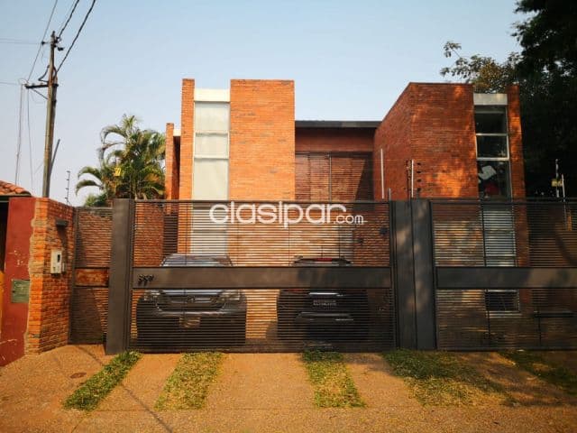 Mburucuyá prox. 1er pdte: Impecable dúplex minimalista, 3 dormit, jardín, piscina