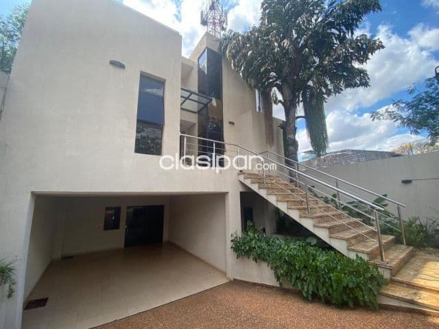 Villa Morra boggiani: Lujosa residencia minimalista, 3 niveles, 4 suites, jardín, piscina