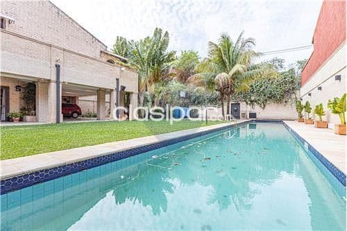Amplia residencia en el barrio Jara!!