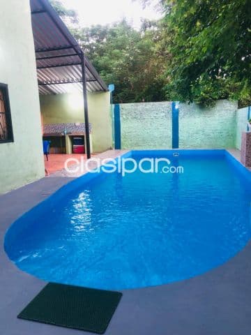 Amplia casa de 537 m2 en esquina con piscina en Ñemby cod:v0225