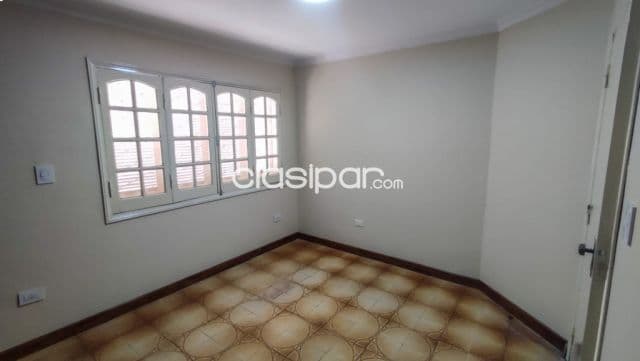 Amplia casa en barrio Herrera apta para oficina