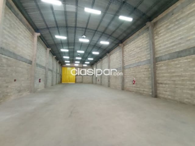 Luque s/ ruta: 700 m2, de calle a calle, pisos hormigón, estacionamiento, 15.000.000 gs, foto 1