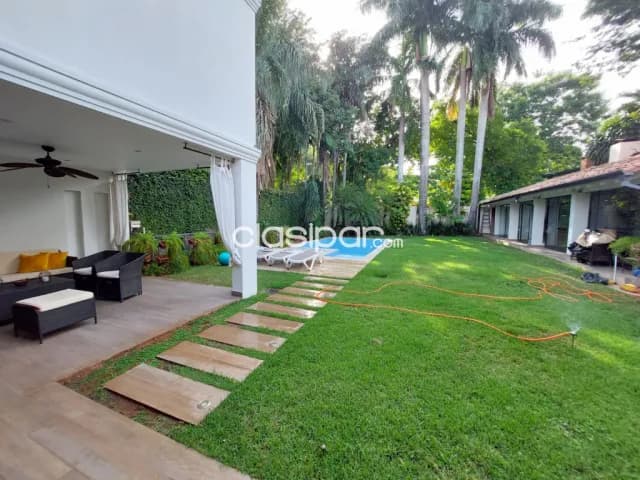 Villa Morra / asa: Elegante residencia, 4 dormit, recepción, quincho, jacuzzi, jardín — foto 2